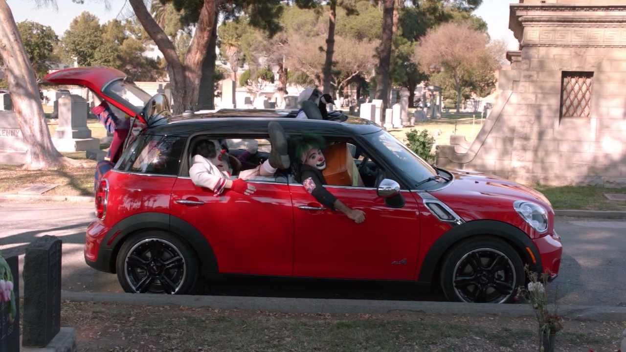Modern Family - 3x18 - Send Out the Clowns